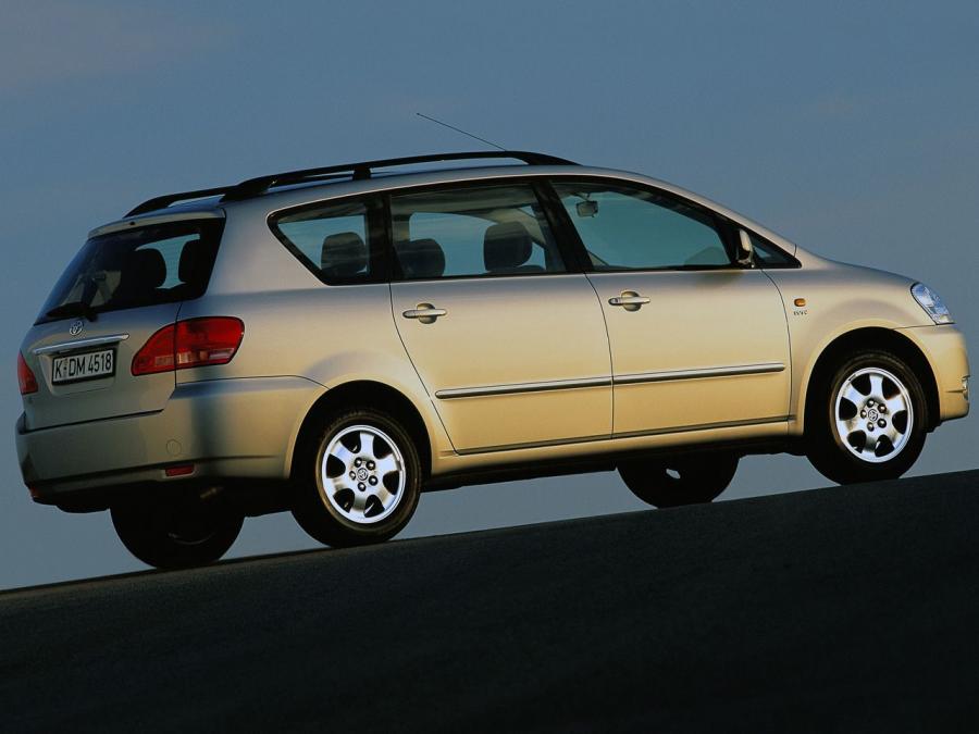  Toyota Avensis Verso 2001 года  (фото 10 из 18)